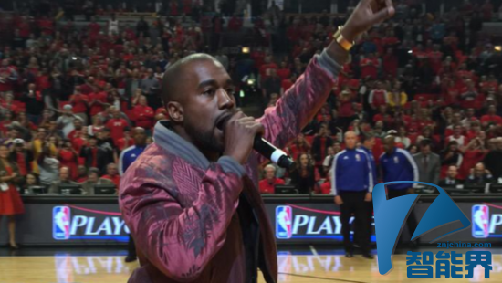 Kanye West 佩戴純金鏈式表帶現(xiàn)身 NBA 賽場