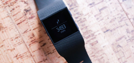 Fitbit Surge大升級：續(xù)航翻倍，新添跑步提醒