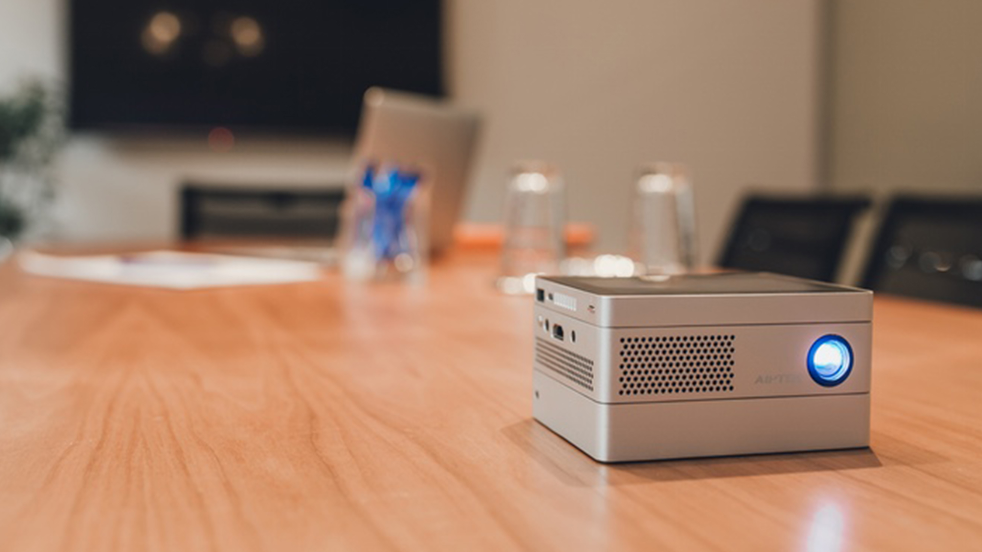 【智能界大百科】同時擁有平板電腦和移動電源的模塊化投影儀iBeamBLOCK