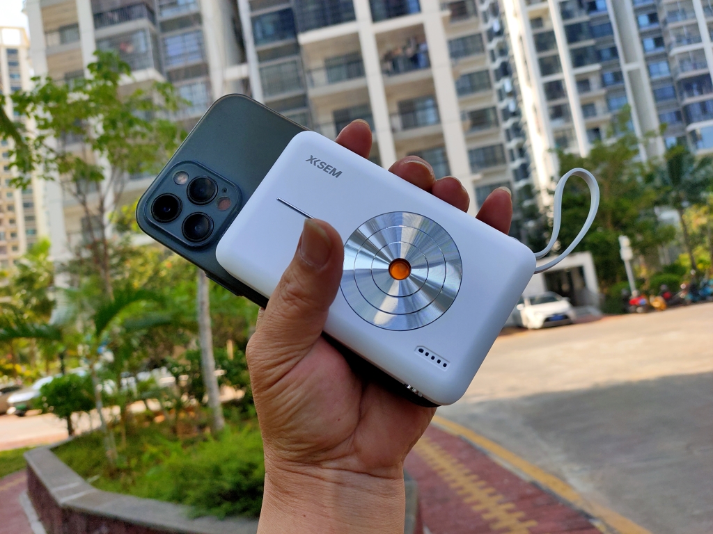 外出攜帶西圣PB無線充電寶，前途就是詩和遠方